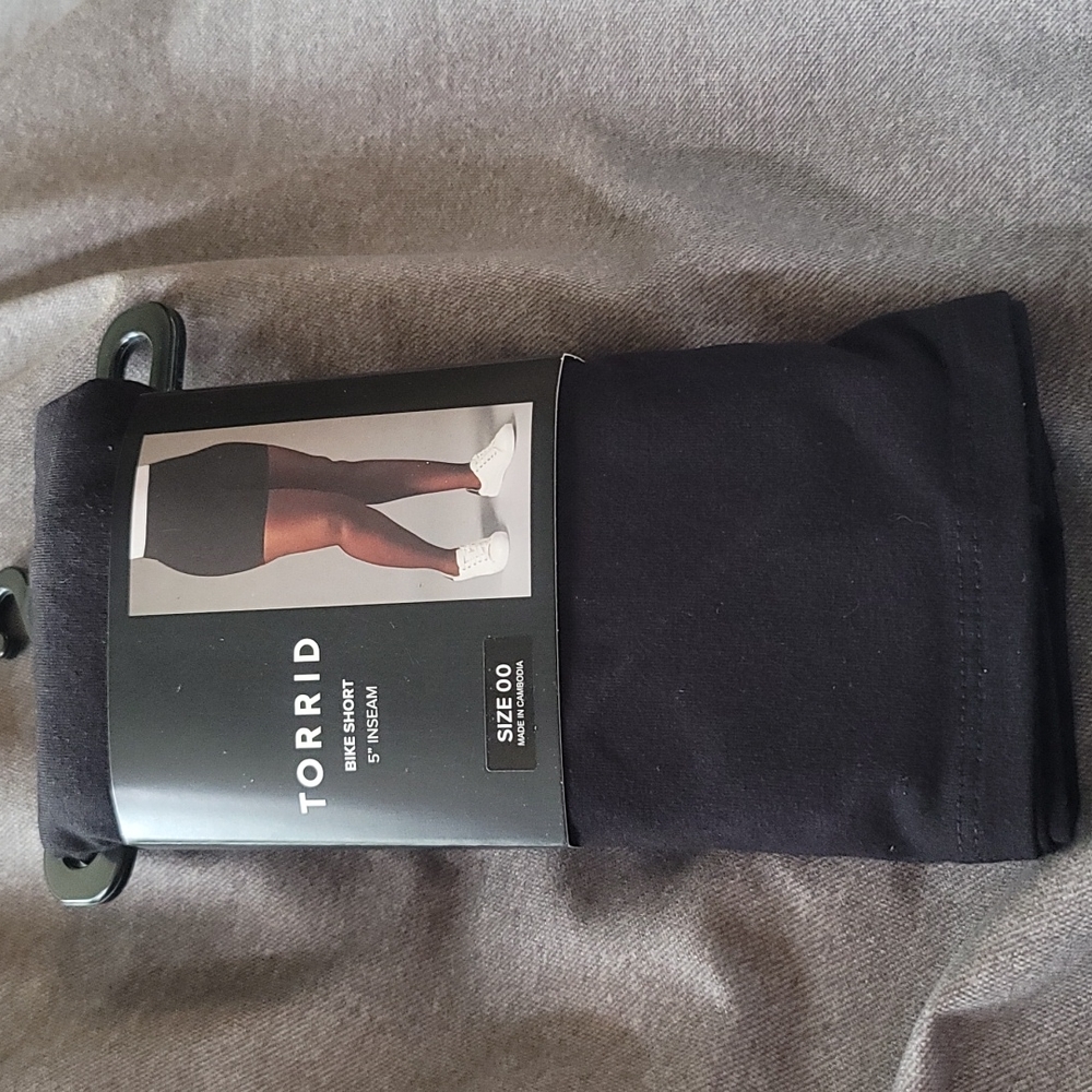 TORRID BLACK SEAMLESS BIKE SHORT: 5" INSEAM: NWT: SZ 00 (M)